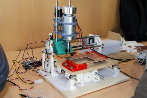 http://carlosgs.es/sites/default/files/styles/large/public/Cyclone_PCB_Factory_ViernesAbiertoArduteka_byJorgeAndreu.jpg