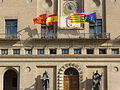 Ayuntamiento de Zaragoza, en la Plaza del Pilar, con banderas de Zaragoza, España, Aragón y Unión Europea.JPG