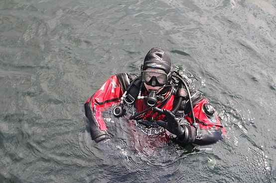Sidemount diver signalling OK.JPG