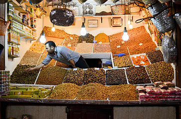Puesto de frutos en el Zoco -- 2014 -- Marrakech, Marruecos.jpg