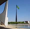 Bandeira Brasileira na Praça dos Três Poderes, vista do Palácio do Planalto, Brasília, Brasil - panoramio.jpg