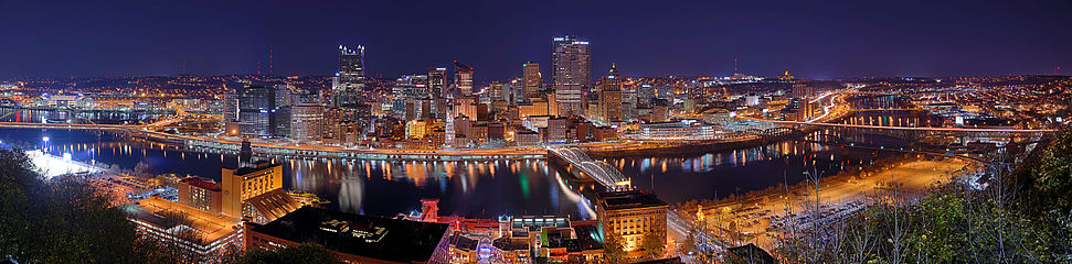 Pittsburgh skyline panorama at night.jpg